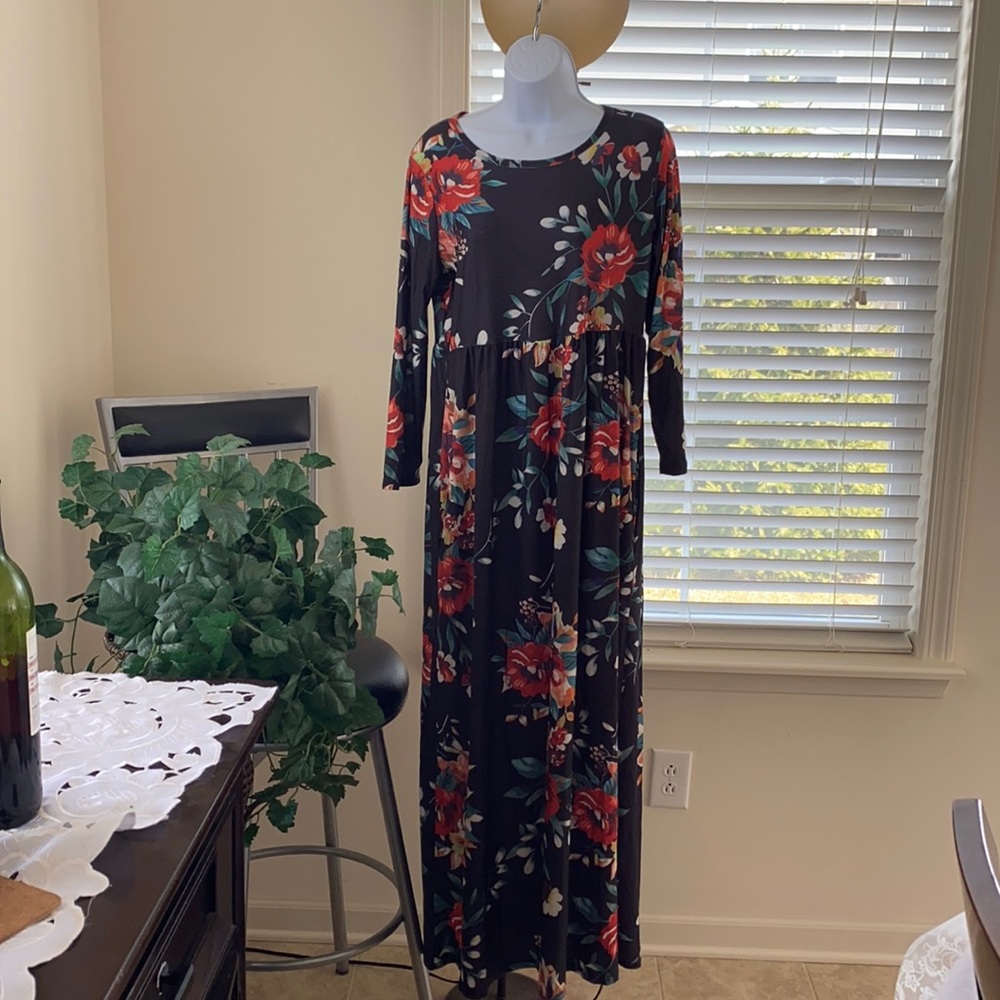Maxi floral dress. Long sleeves